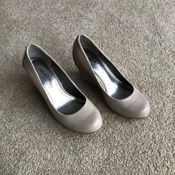 Kenneth Cole Reaction Leather Wedges - Picture 2 of 6